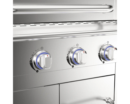 Prim-plan cu grătar pe gaz din oțel inoxidabil cu butoane rotative