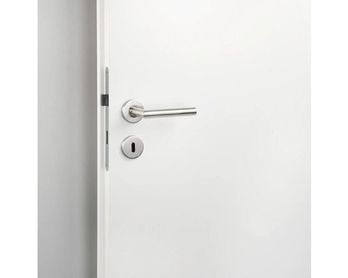 Ușă albă cu mâner din oțel inoxidabil