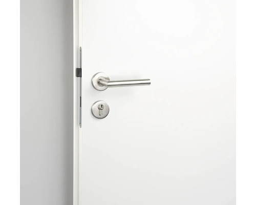 Ușă albă cu clanță și încuietoare