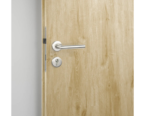 Ușă din lemn cu feronerie și mâner metalice