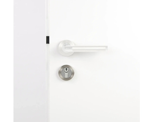 Feronerie de ușă cu mâner și rozetă de închidere pe o ușă