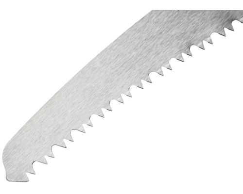 Prim-plan cu o lamă de fierăstrău metalică cu dinți ascuțiți