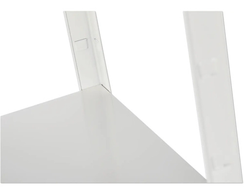 Imagine detaliată cu un raft alb cu suporturi metalice.