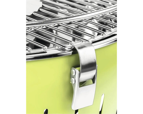 Imagine detaliată cu un grătar pe cărbune cu grătar și închidere