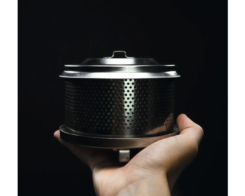 Mână ținând sită de chiuvetă din oțel inoxidabil