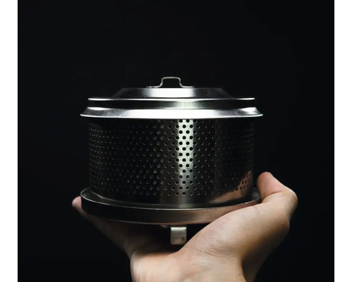 Strecurătoare metalică cu orificii mici ținută în mână