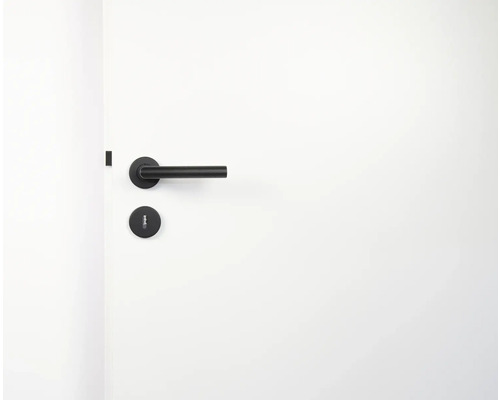 Ușă albă cu clanță neagră și gaură de cheie