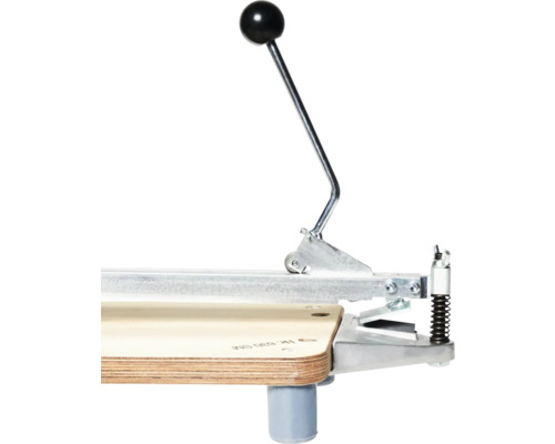 Dispozitiv de tăiat pentru materiale izolante cu pârghie și placă de sprijin