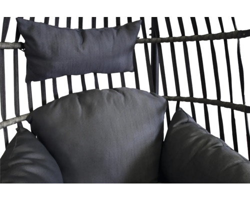 Prim-plan cu perne într-un scaun suspendat din ratan