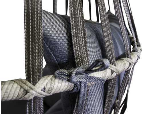 Prim-plan al unui coș suspendat cu cadru împletit și capitonaj