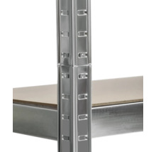 Detaliu raft metalic cu polițe