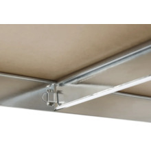 Detaliu al unei subconstrucții cu profile metalice și o placă.