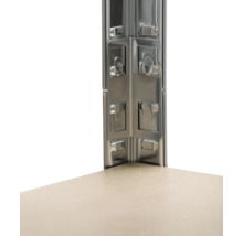 Vizualizare detaliată a unui raft modular cu elemente metalice și raft de introducere