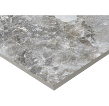 Prim-plan cu o placă de pardoseală gri cu structură de marmură.