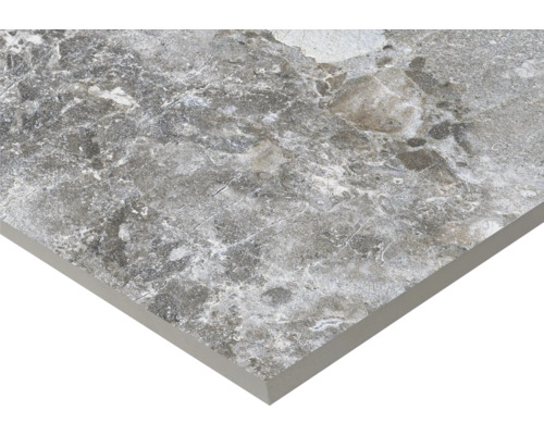 Prim-plan cu o placă de pardoseală gri cu structură de marmură.