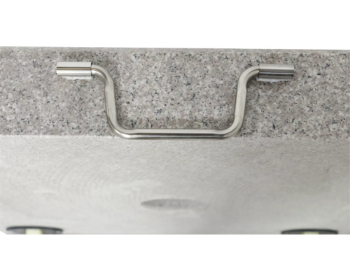 Detaliu cu bară de sprijin cromată pe un blat de lavoar