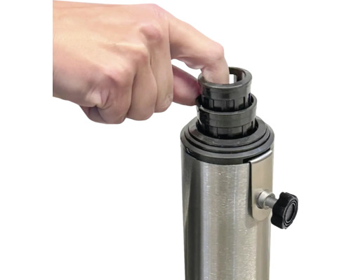 Prim-plan cu o mână care operează un suport de umbrelă de soare