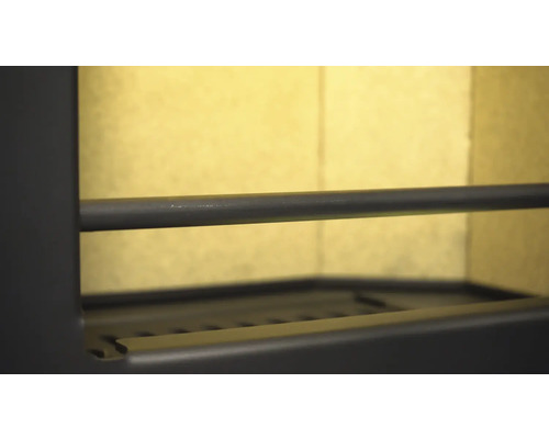 Interiorul unui șemineu cu grătar și bară