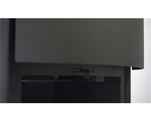 Prim-plan cu un șemineu pe lemne cu compartiment deschis