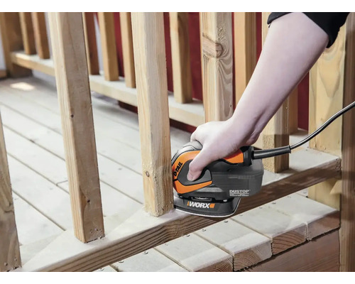 O persoană șlefuiește lemn cu un șlefuitor multifuncțional marca Worx.