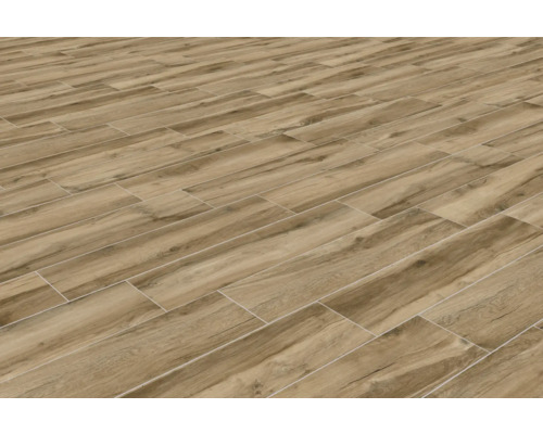 Pardoseală montată cu gresie cu aspect de lemn.