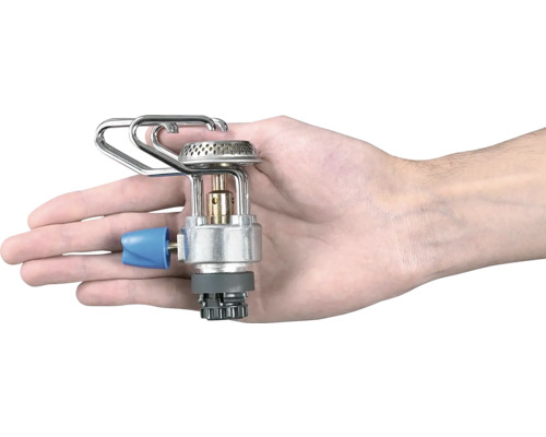 Mână ținând un aragaz portabil de camping