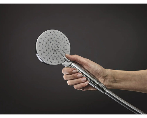 Duș de mână cu cap de duș rotund ținut în mână.