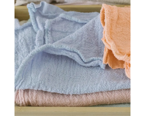 Stivă de șervețele din material textil diferite