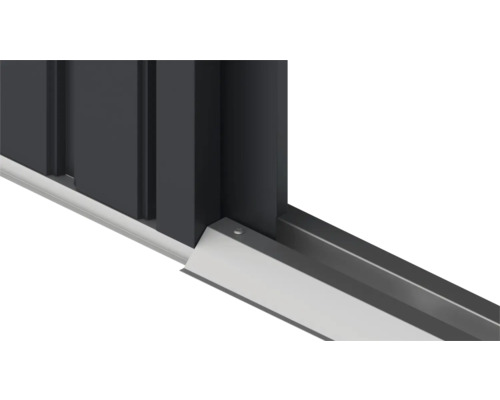 Detaliu ușă glisantă cu șină de ghidare