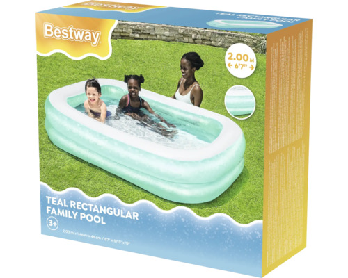 Ambalajul unei piscine dreptunghiulare de familie Bestway, de culoare albastru-verzui, cu doi copii și o femeie în grădină