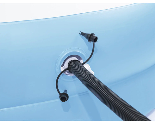 Prim-plan al unui bazin cu racord de furtun