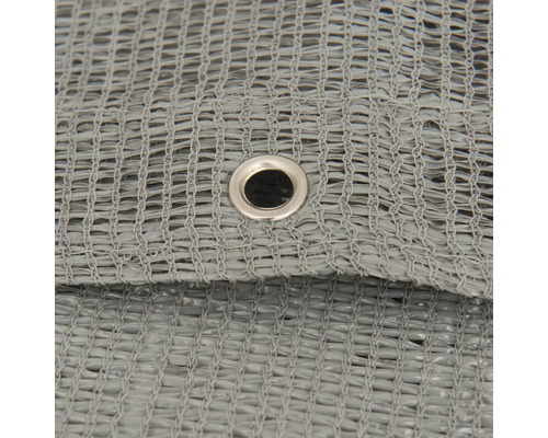 Prim-plan cu plasă de protecție solară gri cu ochet.