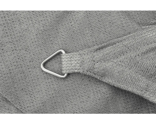 Prim-plan al unei vele de umbrire cu un inel metalic triunghiular pentru fixare