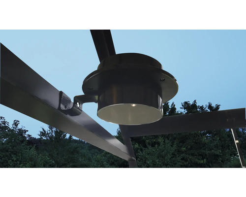 Prim-plan cu o lampă de pavilion montată