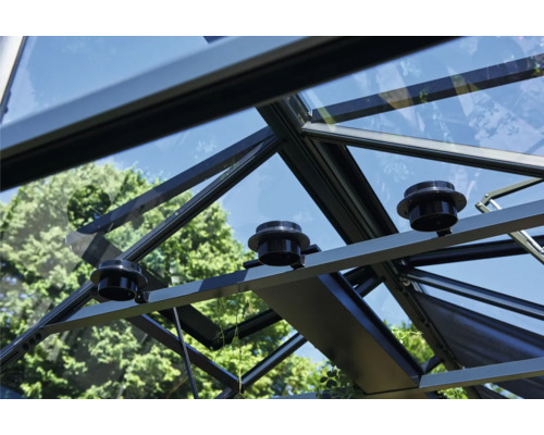 Vedere interioară a unei sere cu sistem de ventilație