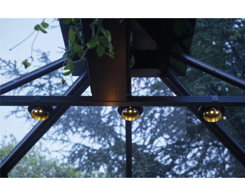 Vedere interioară a unei sere cu iluminare integrată