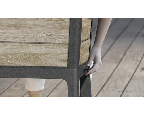 Imagine detaliată a unui strat înălțat din lemn și metal cu o persoană care operează un buton