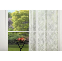Șaluri decorative din material transparent în fața unei ferestre