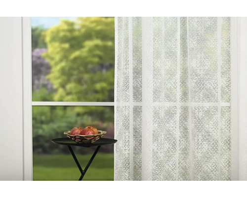 Șaluri decorative din material transparent în fața unei ferestre