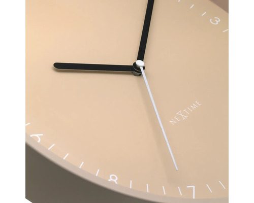 Sigla Nextime pe un ceas de perete