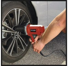 Cheie electrică cu impact utilizată pe o roată auto