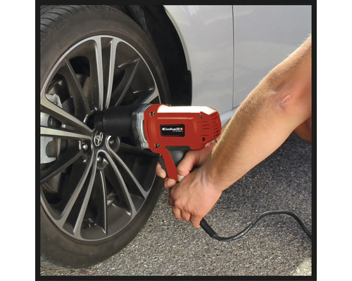 Cheie electrică cu impact utilizată pe o roată auto
