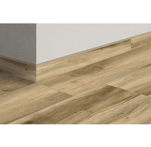 Gresie de podea cu aspect de lemn, cu plintă asortată pe un perete