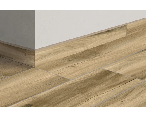 Gresie de podea cu aspect de lemn, cu plintă asortată pe un perete