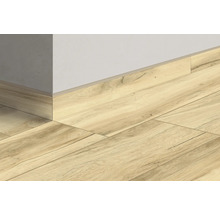 Vedere a podelei laminate cu plintă asortată pe un perete