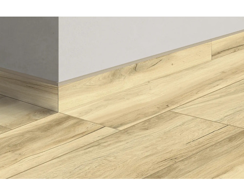 Vedere a podelei laminate cu plintă asortată pe un perete