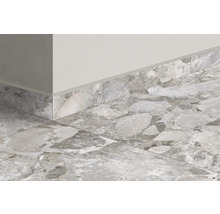 Prim-plan cu gresie de podea și plinte în interior