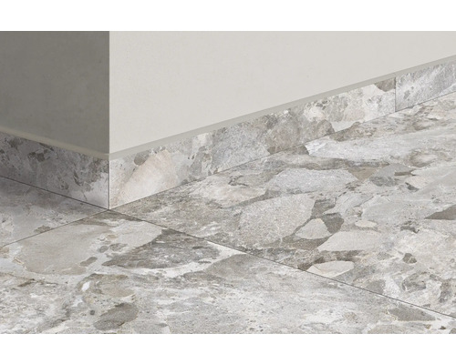 Prim-plan cu gresie de podea și plinte în interior