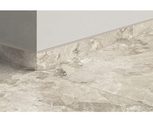 Colț de cameră cu plinte și gresie