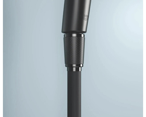 Prim-plan cu un robinet Grohe negru